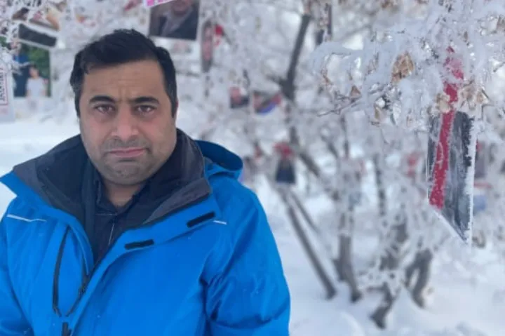 درختی که در ساسکاتون نماد یادبود کشته‌شدگان جنبش «زن زندگی آزادی» شد